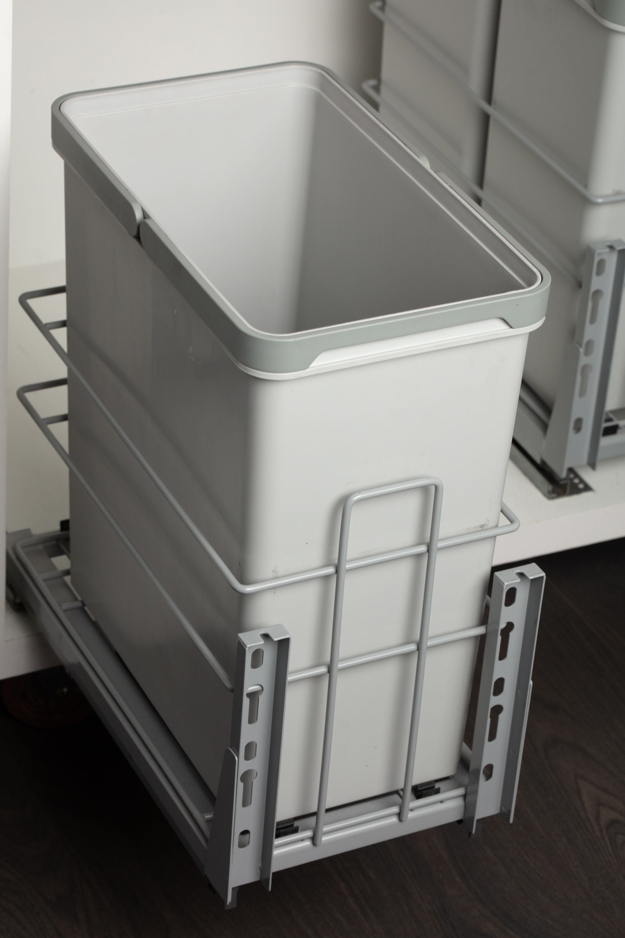 Single Waste Bin 1X28L Soft Close Gray (9 1/4 X 18 1/8 X 19 7/10)
