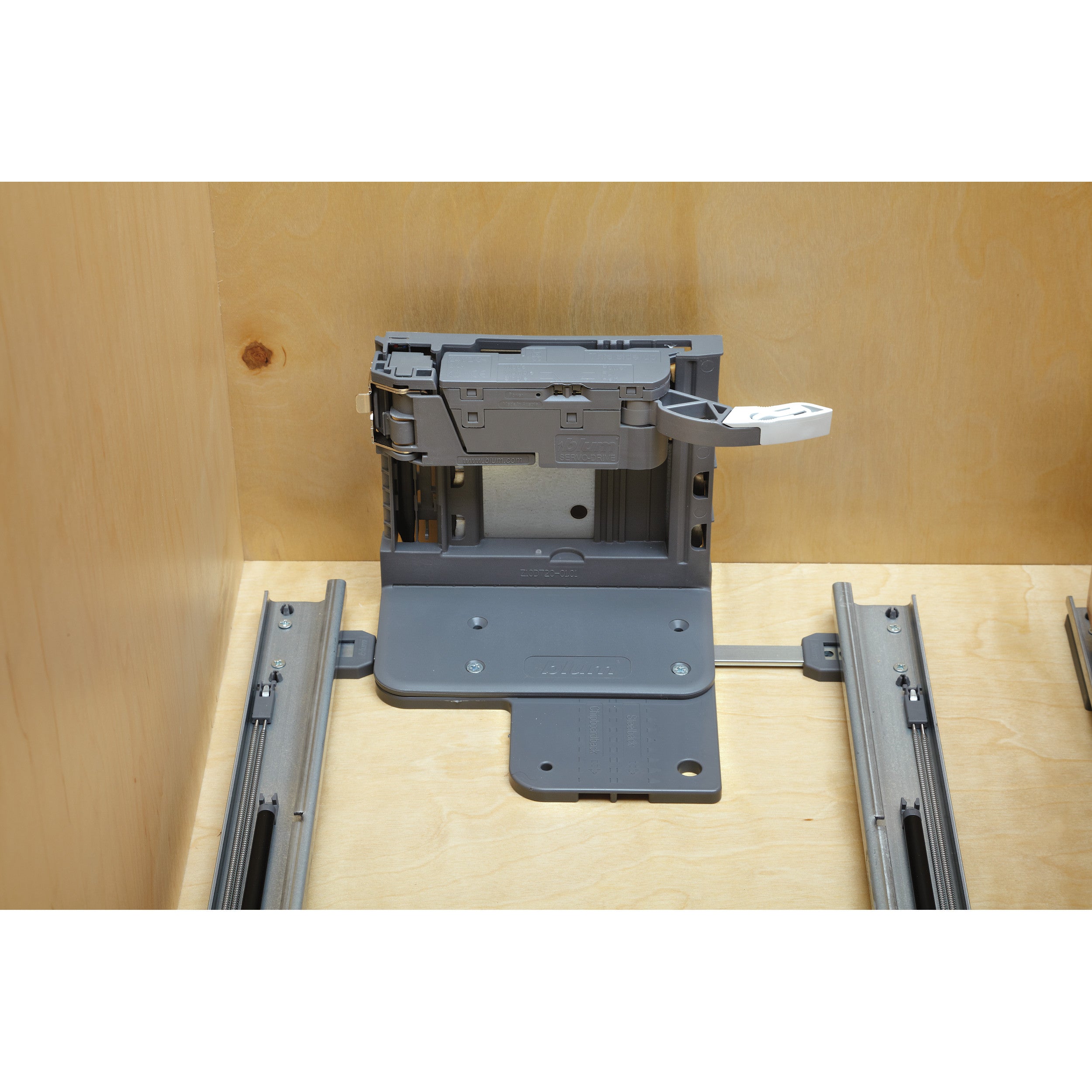 Servo Double 35 Qrt Pull-Out Waste Container Natural  15 in (381 mm) W x 22.5 in (572 mm) D x 23.38 in (594 mm) H