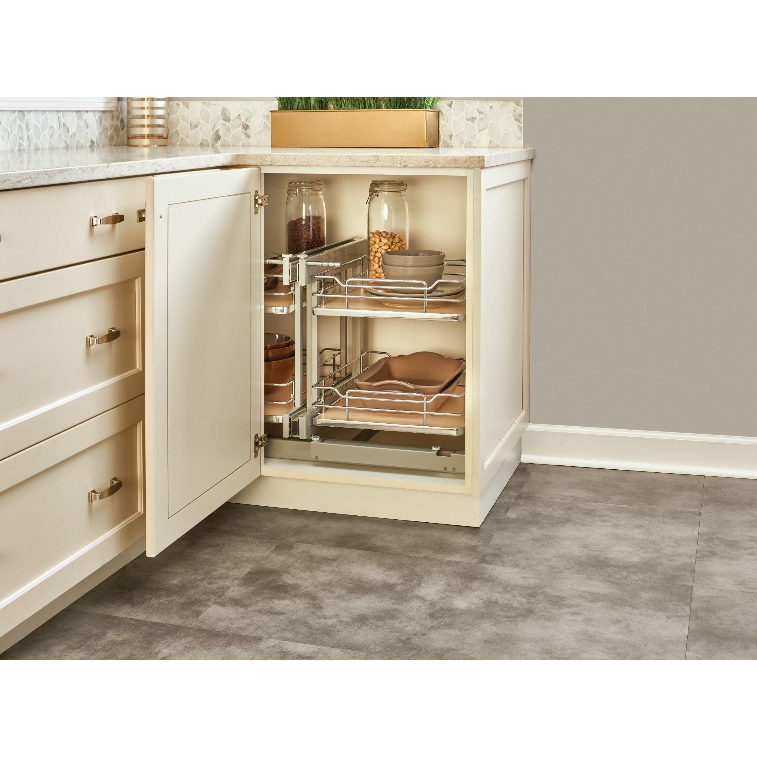 18 in Maple Blind Corner Organizer Soft-Close Natural  32.25 in (819 mm) W x 20.25 in (514 mm) D x 21 in (533 mm) H